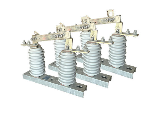 Ceramic High Voltage Isolator Switch 12kV-36kV AC Power Vertical Break Switch Untuk Sistem Distribusi Luar Ruang